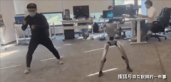 突发！中国机械人测试时俄然“飞踹”工程师马